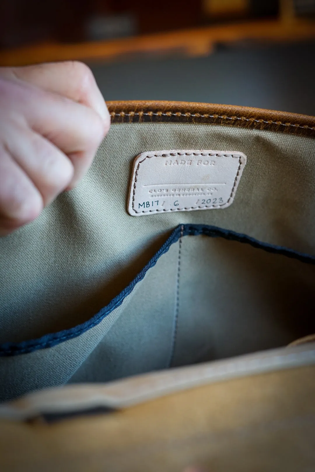18" Messenger Bag (Two Tone: Vintage "Honey Brown"   Dark "Carob" Brown)