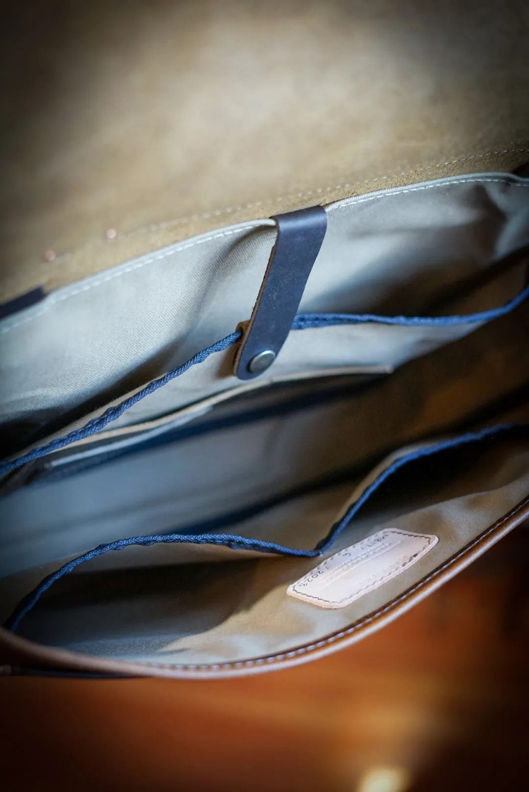 18" Messenger Bag (Two Tone: Vintage "Honey Brown"   Dark "Carob" Brown)