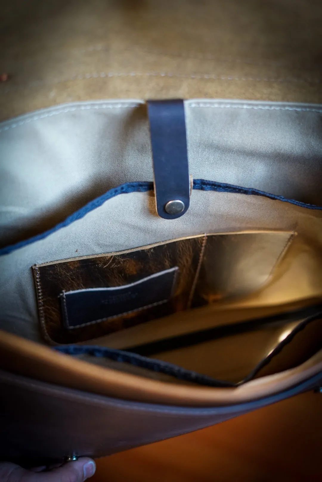 18" Messenger Bag (Two Tone: Vintage "Honey Brown"   Dark "Carob" Brown)