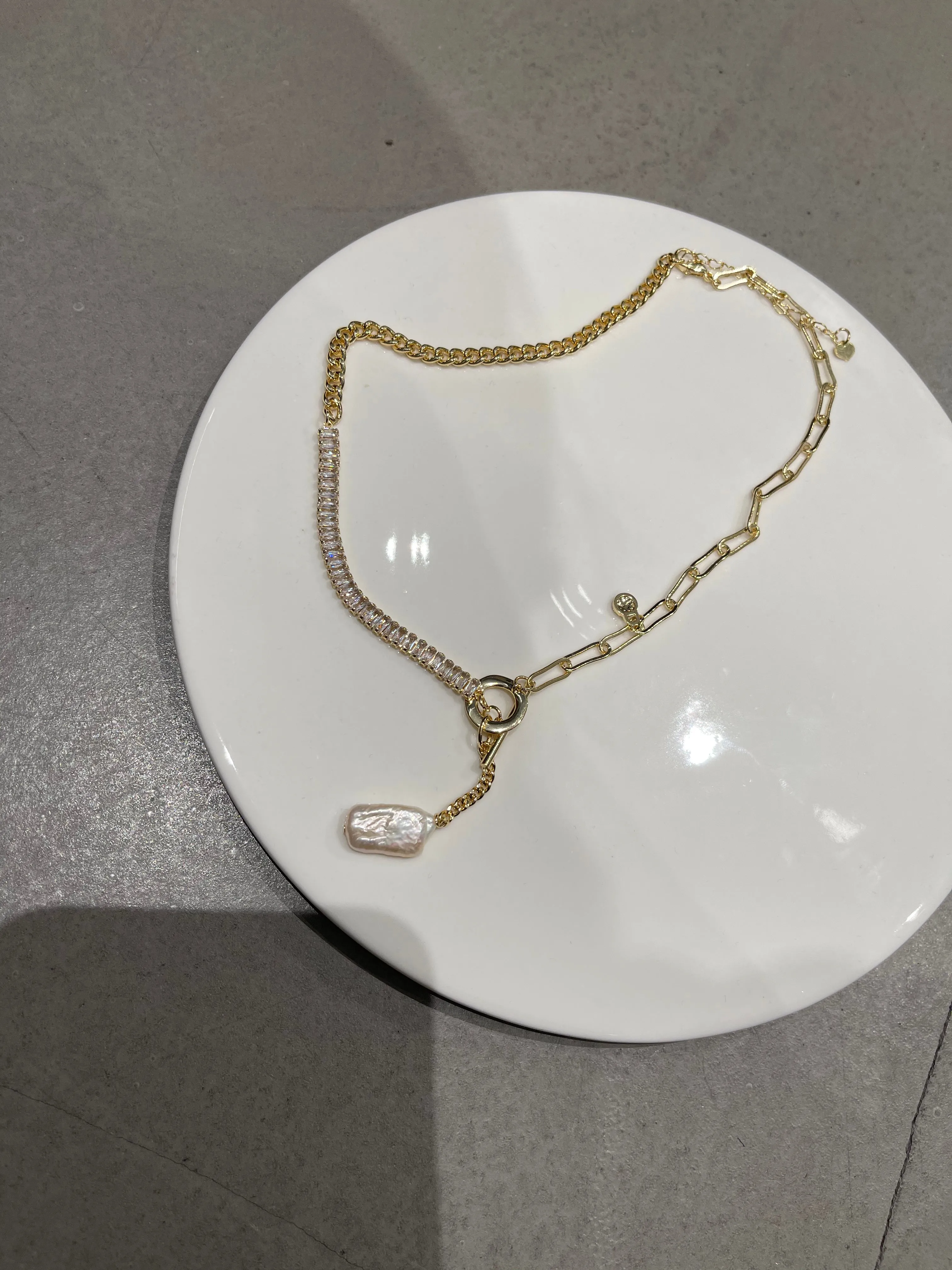 Baroque Pearl Details Dripping Necklace Gold