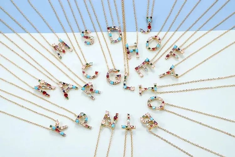 Collana con iniziale colorato
