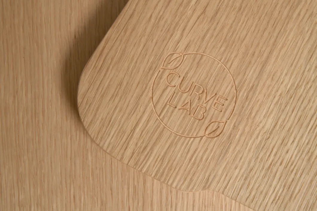 Kinderbuchregal Montessori-inspiriert, FSC-Buchenholz, sichere Farbe, ab 1 Jahr, geschwungenes Design.