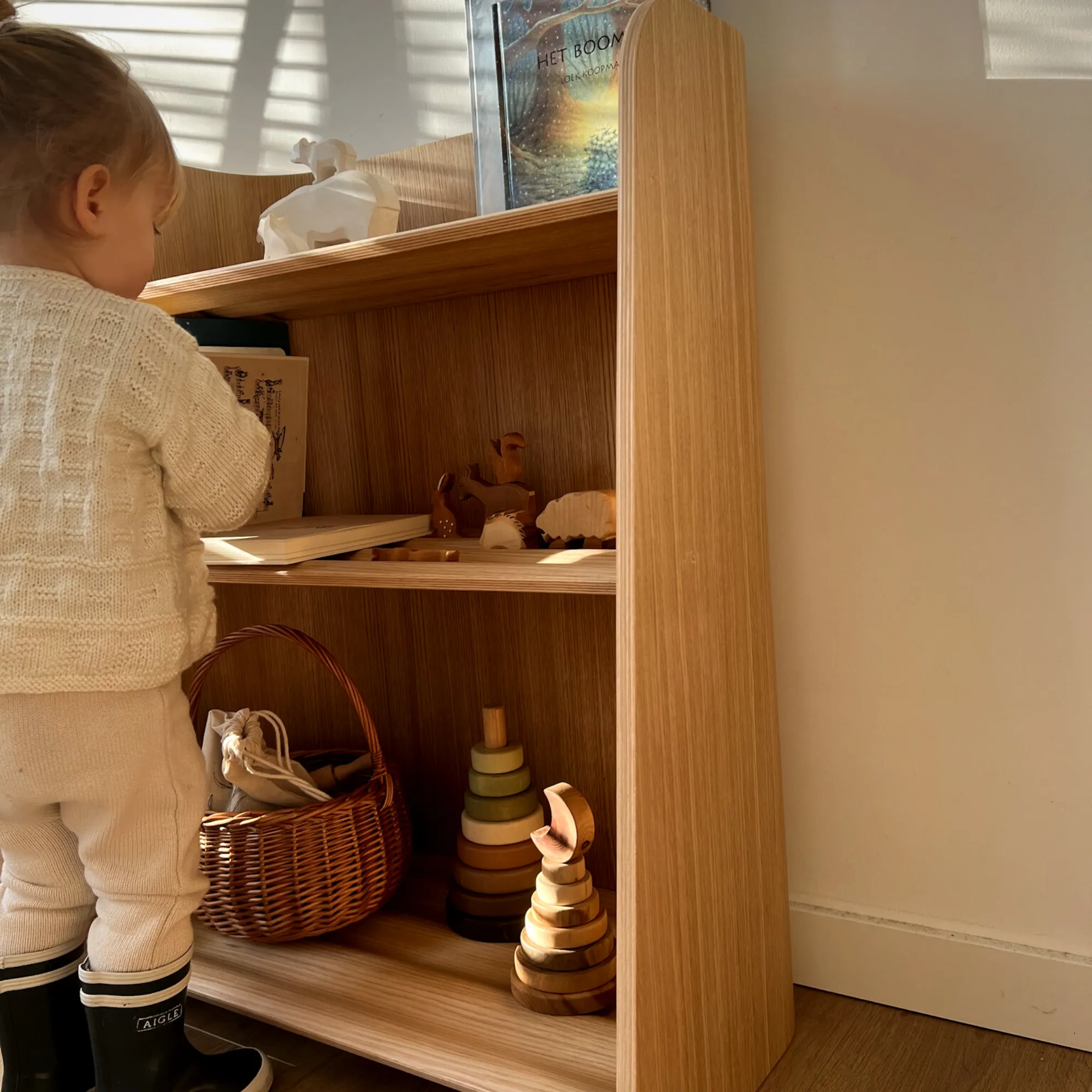 Kinderbuchregal Montessori-inspiriert, FSC-Buchenholz, sichere Farbe, ab 1 Jahr, geschwungenes Design.
